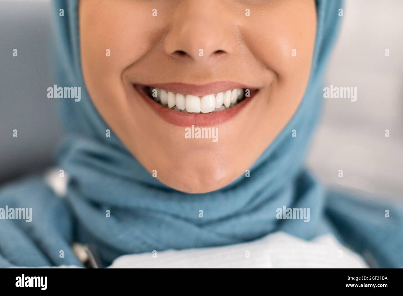 Gros plan de la femme musulmane méconnue dans le hijab, souriant avec des dents parfaites Banque D'Images