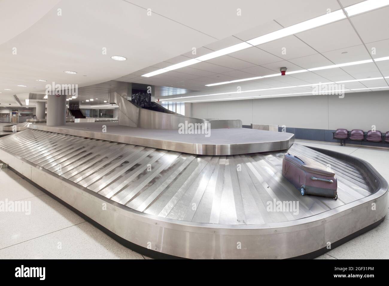 Vider la zone de récupération des bagages de l'aéroport, un seul sac sur un carrousel. Banque D'Images