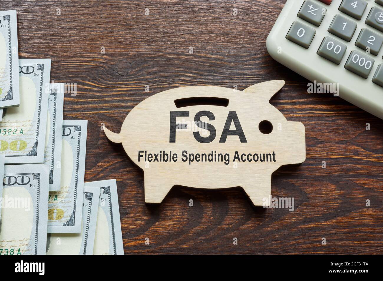 FSA mots de compte de dépenses flexibles sur la banque en bois de porc. Banque D'Images