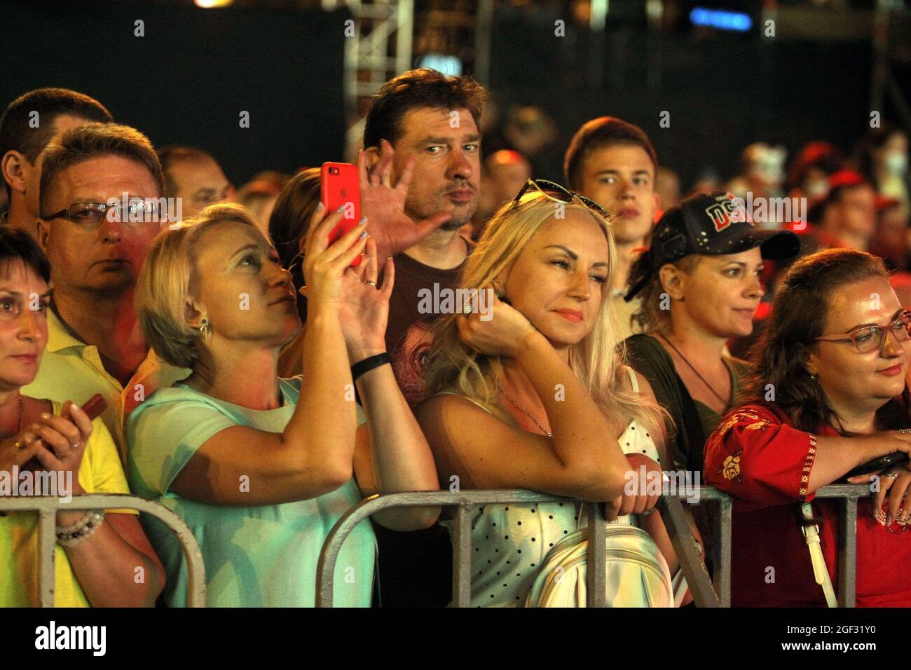 KIEV, UKRAINE - 22 AOÛT 2021 - les spectateurs regardent le concert de musique ukrainienne de dix siècles sur la place Mykhailivska pour célébrer l'Ark Ukraine Banque D'Images