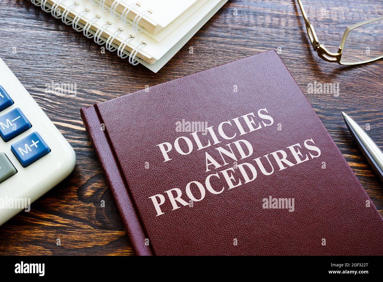 Le guide des politiques et procédures sur la table. Banque D'Images