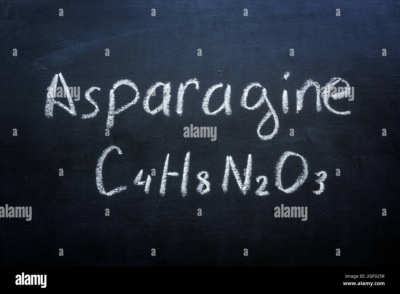 Acide d'asparagine et formule chimique inscrite sur le tableau noir. Banque D'Images