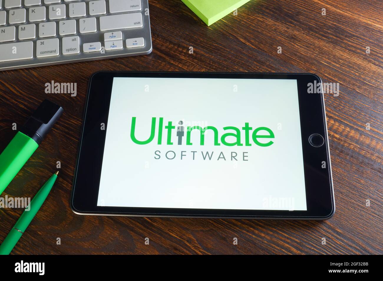 KIEV, UKRAINE - 21 août 2021. Logo Ultimate Software Group à l'écran. Banque D'Images