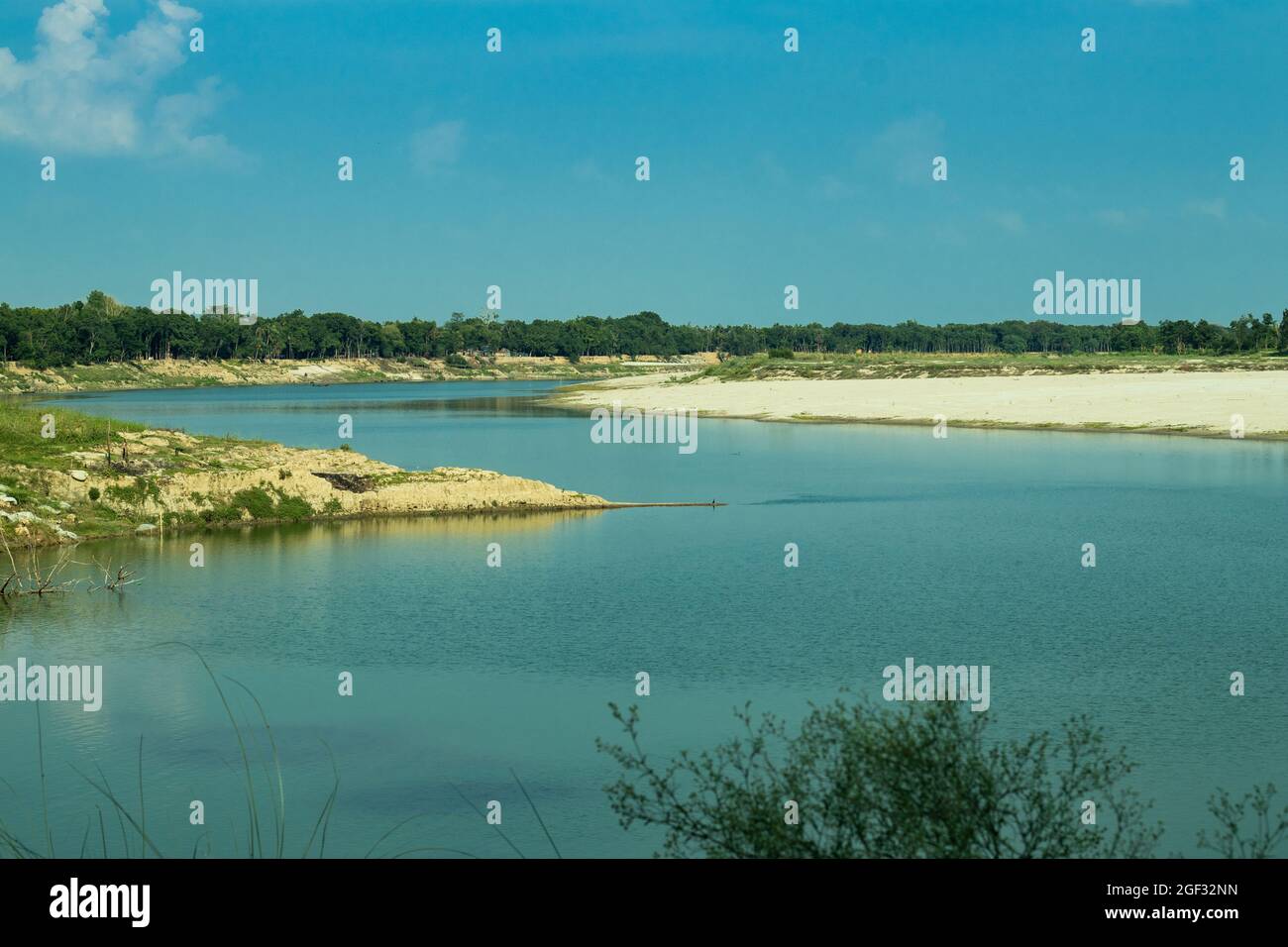 La plus grande vue sur le paysage de la petite rivière asiatique et vert des deux côtés de la rivière et ciel bleu avec nuage blanc Banque D'Images
