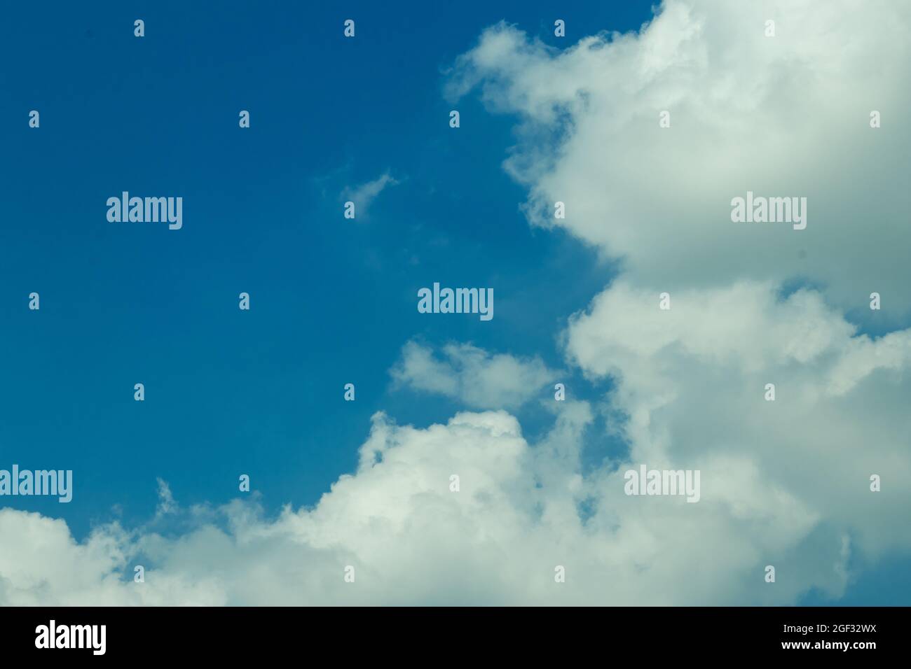 Le radeau blanc de nuages dans le ciel bleu du printemps qui semble très beau en une journée Banque D'Images