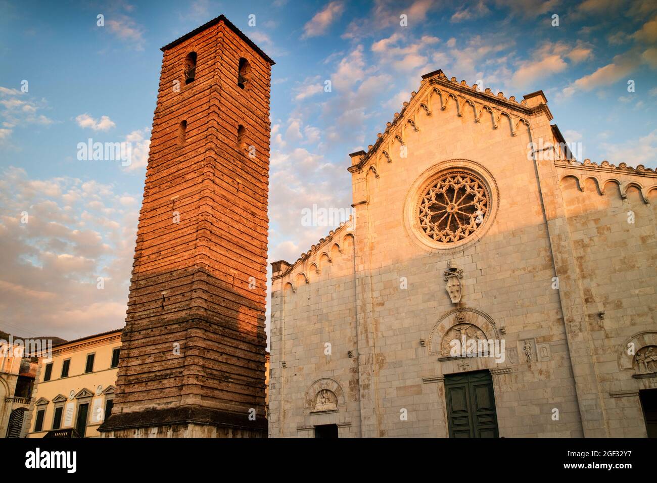 Ancienne façade style roman de la cathédrale de Pietrasanta Italia Banque D'Images