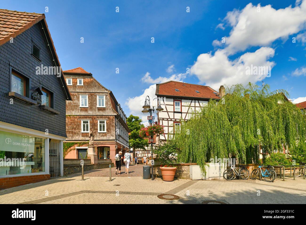 Bensheim, Allemagne - 2021 août : centre historique de la vieille ville le jour d'été ensoleillé Banque D'Images