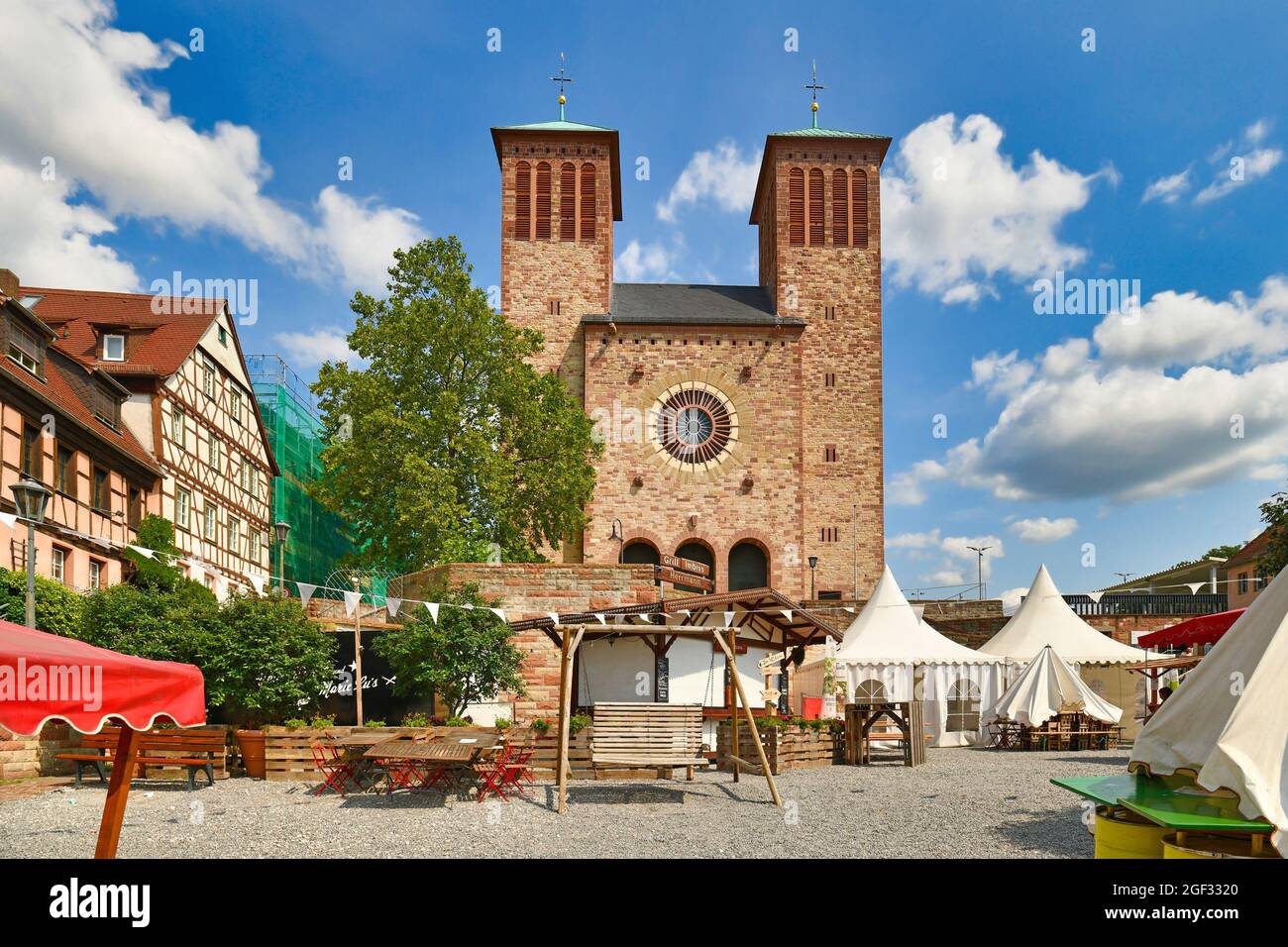 Bensheim, Allemagne - août 2021 : église paroissiale de Saint George dans le centre historique de la ville, le jour d'été ensoleillé Banque D'Images
