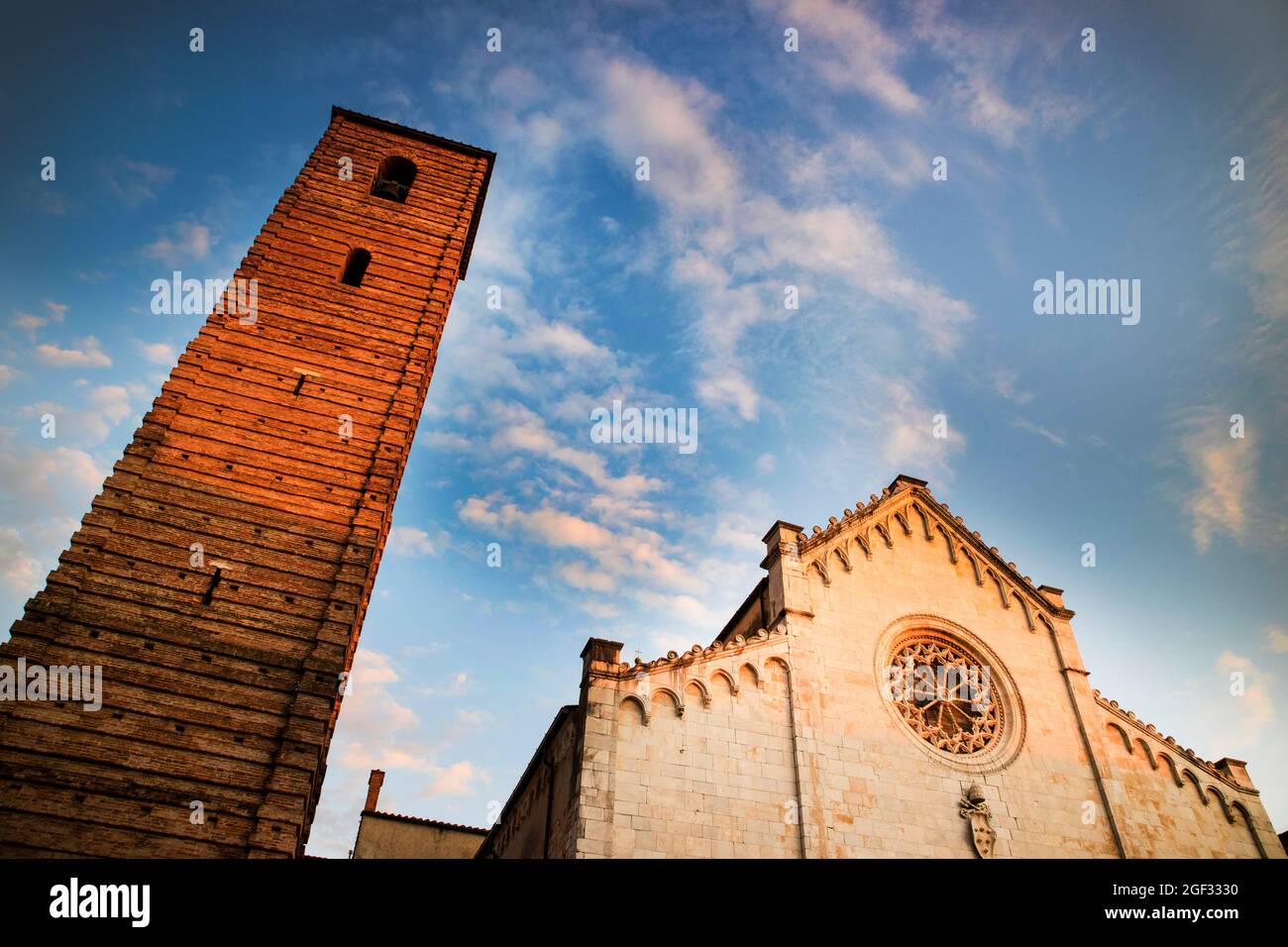 Ancienne façade style roman de la cathédrale de Pietrasanta Italia Banque D'Images