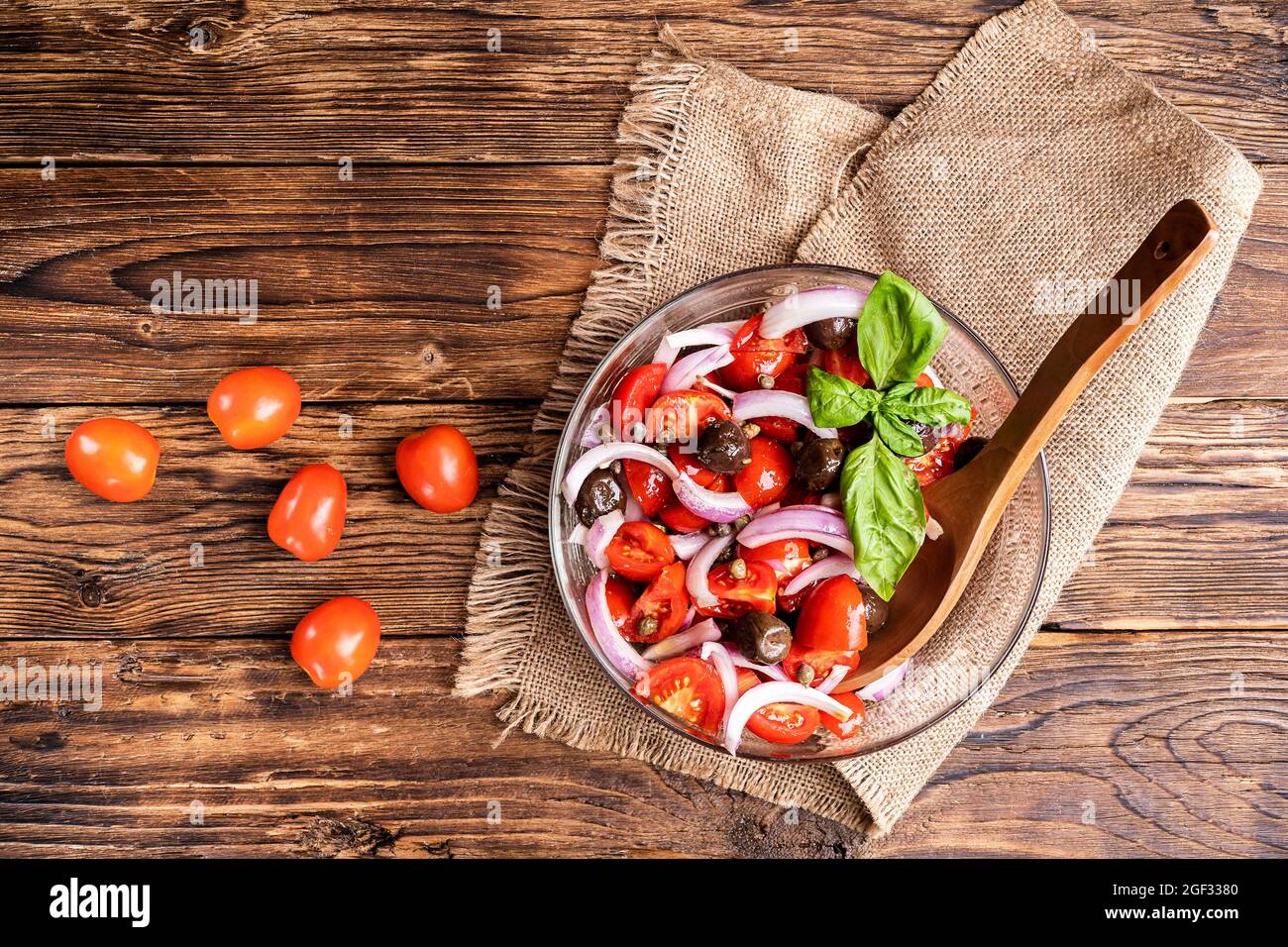 Vue de dessus de salade de légumes frais avec tomate et oignon rouge régime bas de carb Banque D'Images