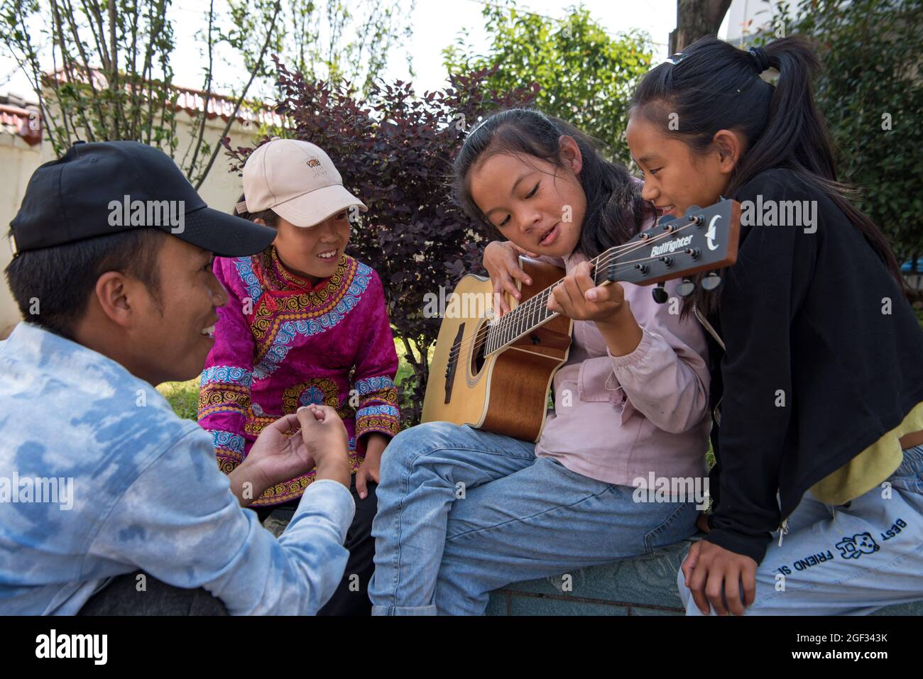 Chengdu, province chinoise du Sichuan. 6 août 2021. Une jeune fille pratique la guitare à l'école primaire centrale de Dacao dans le comté de Puge, préfecture autonome de Liangshan Yi, dans la province du Sichuan, dans le sud-ouest de la Chine, le 6 août 2021. Le choeur de filles de l'école primaire centrale de Dacao dans le comté de Puge a attiré l'attention après que les vidéos de leurs performances sont partagées sur de courtes plates-formes vidéo. Le chœur a été invité à assister à un festival de musique à Beijing, capitale de la Chine cet été. Credit: Tang Wenhao/Xinhua/Alay Live News Banque D'Images