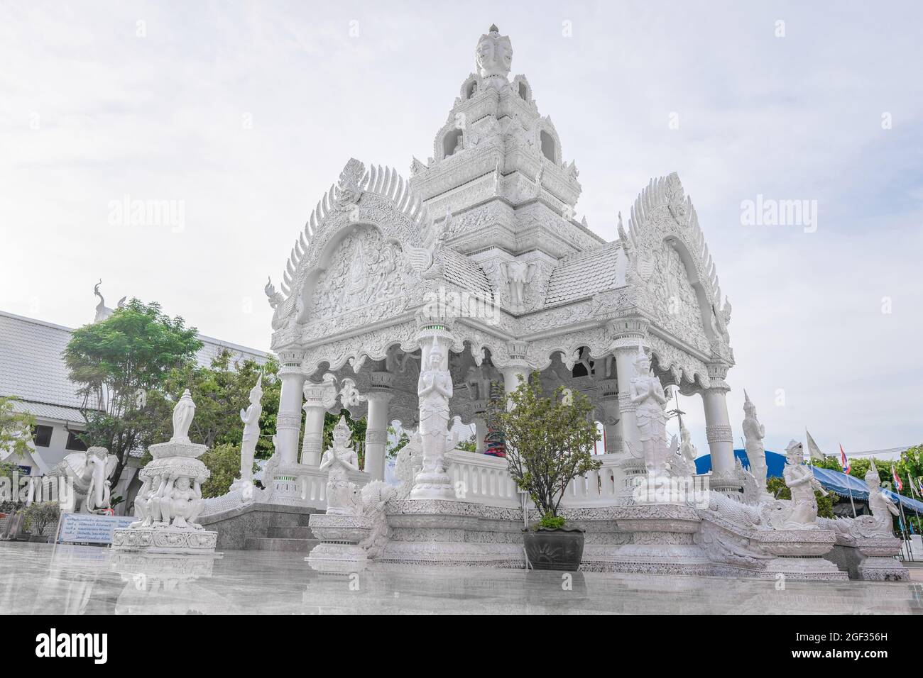 Wat Ming Muang, temple blanc de la province de Nan au nord de la thaïlande. Banque D'Images