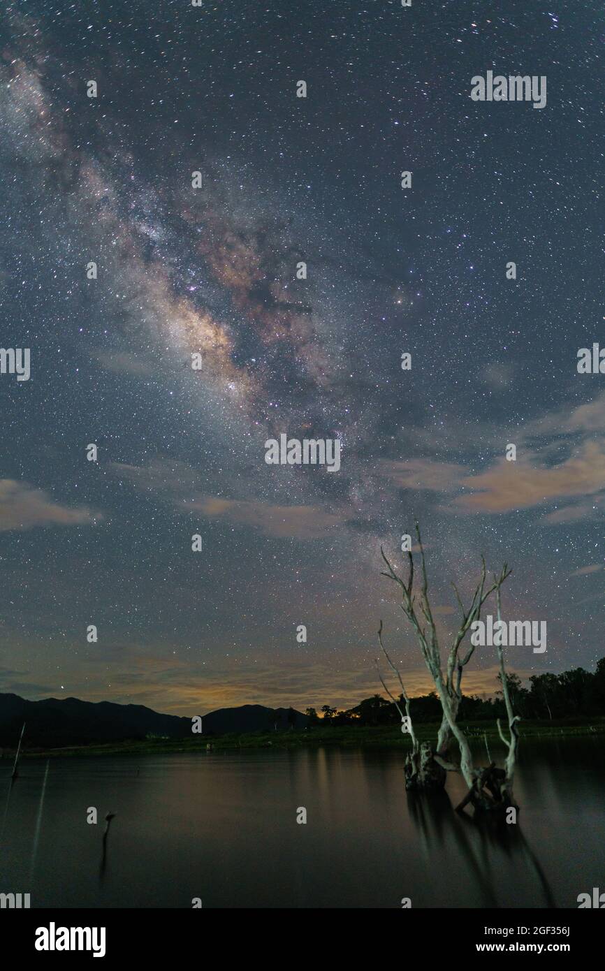 Milky Way près du lac au nord de la thaïlande. Banque D'Images