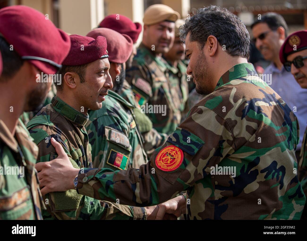 Les commandants de l'Armée nationale afghane sont en formation et attendent d'être accueillis par le sous-ministre afghan de la Défense, le Dr Yasin Zia, et le commandant de l'appui de Resolute, le général Scott Miller, à Kaboul, en Afghanistan, le 3 mars 2020. Le soutien résolu est une mission dirigée par l'OTAN (Organisation du Traité de l'Atlantique Nord) qui a pour mission de former, de conseiller et d'aider les Forces et institutions afghanes de défense nationale et de sécurité. (É.-U. Photo de la réserve de l'armée par la SPC. Jeffery J. Harris/publié) Banque D'Images