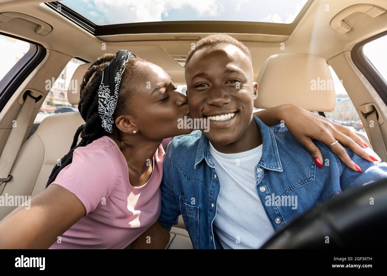 Amoureux couple afro-américain prenant le selfie tout en ayant le voyage en voiture Banque D'Images