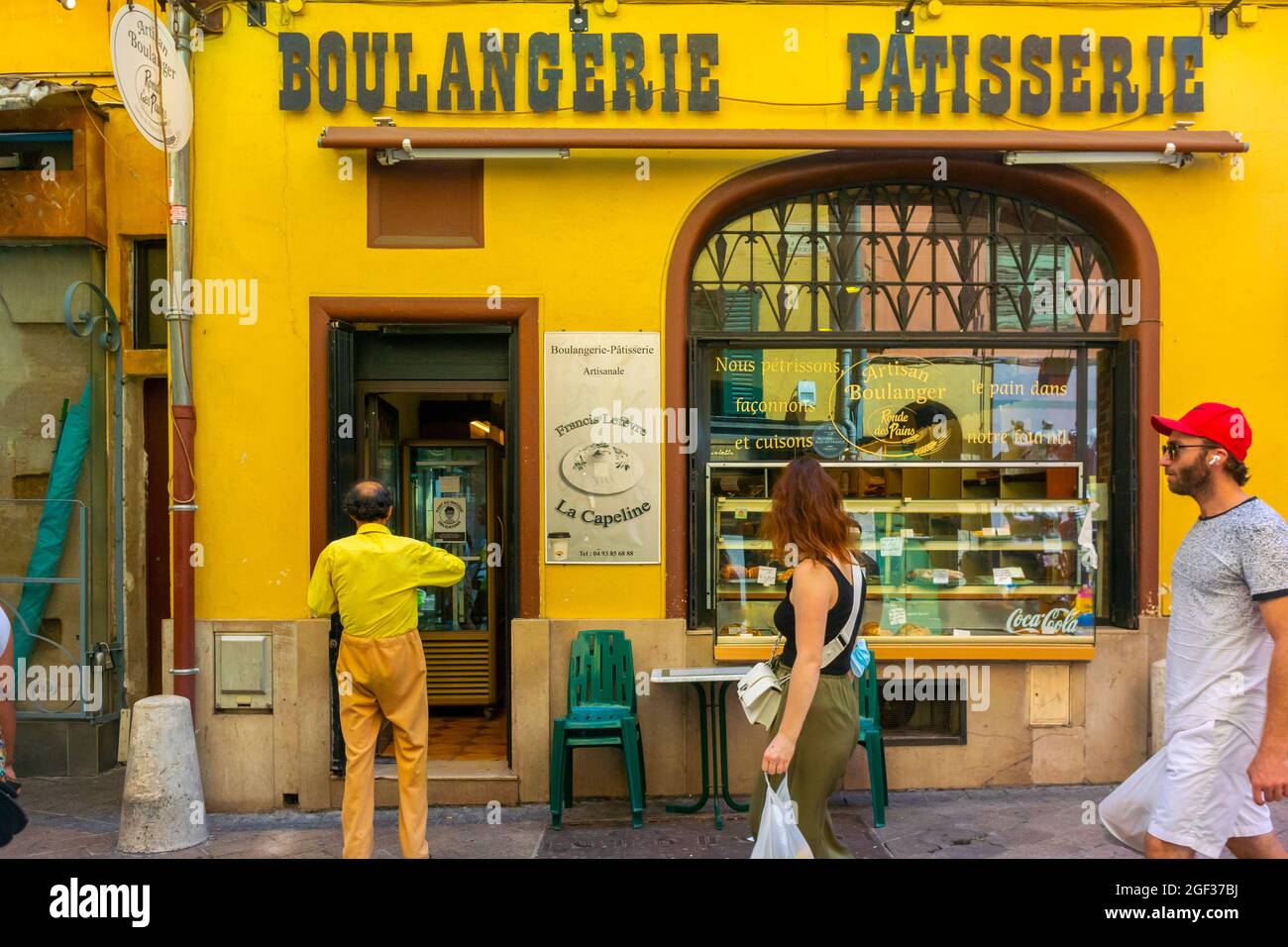 Nice, France, les gens en dehors de la vieille boulangerie rétro française, boulangerie pâtisserie Sign, devantures de magasin vintage, local Business, magasin de signes vintage Banque D'Images
