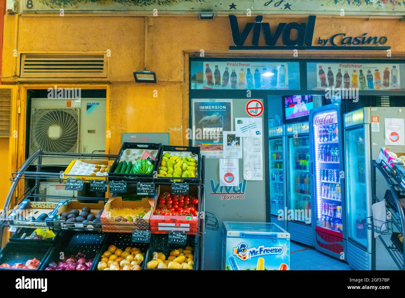 Nice, France, Old petite épicerie Front, Superette, ouvert la nuit 'Vival by Casino » Old City Center, porte d'entrée ouverte la nuit à l'extérieur Banque D'Images
