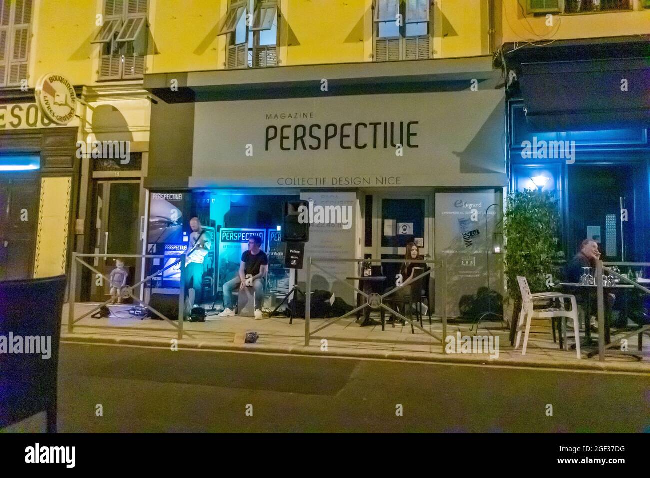 Nice, France, Street Scenes, French concept Store Front 'perspective' personnes au restaurant Bistro Français tables Banque D'Images