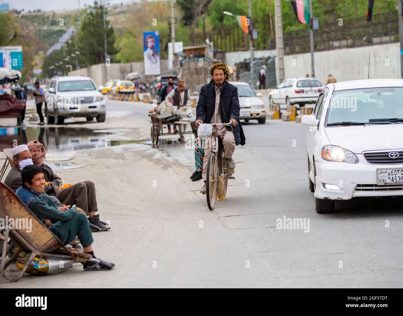 Un civil afghan roule à vélo dans les rues de Kaboul, en Afghanistan, le 29 avril 2020. (É.-U. Photo de la réserve de l'armée par la SPC. Jeffery J. Harris/publié) Banque D'Images