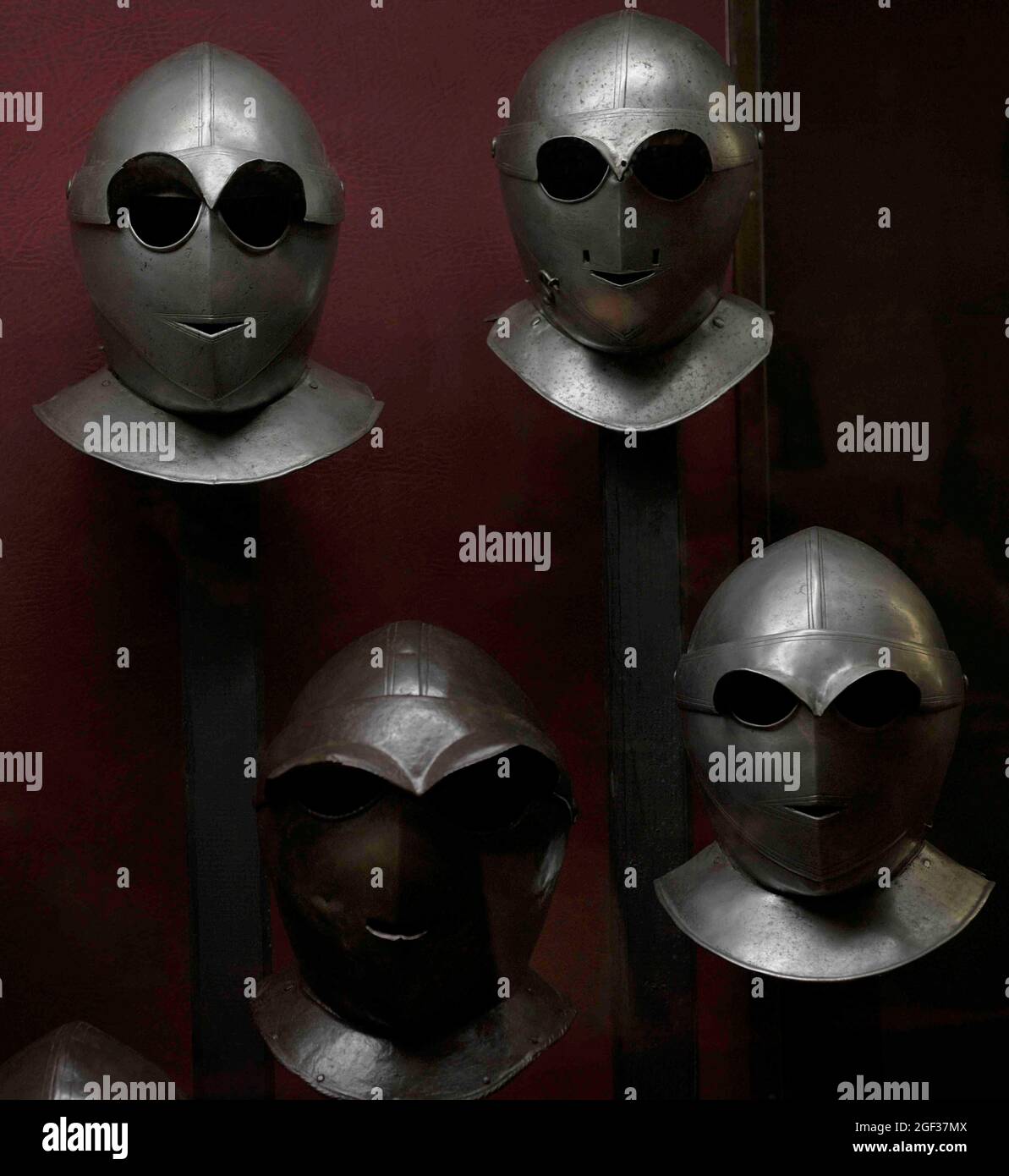 Casques de type savoyard ou Totenkopf. Complétez l'armure des cuirassiers ou de la cavalerie lourde. Italie du Nord. CA.1600-1630. Armoury. Grand-mère Banque D'Images