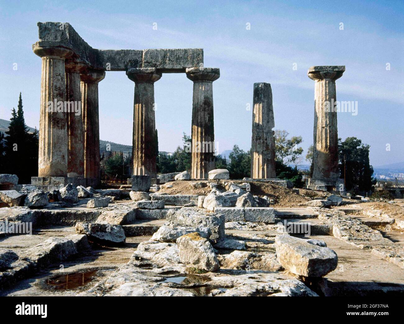 Grèce. Corinthe antique (polis). Ruines du temple d'Apollon, 6e siècle de style dorique de Colombie-Britannique. Aujourd'hui, seulement sept colonnes debout du ptéon occidental Banque D'Images