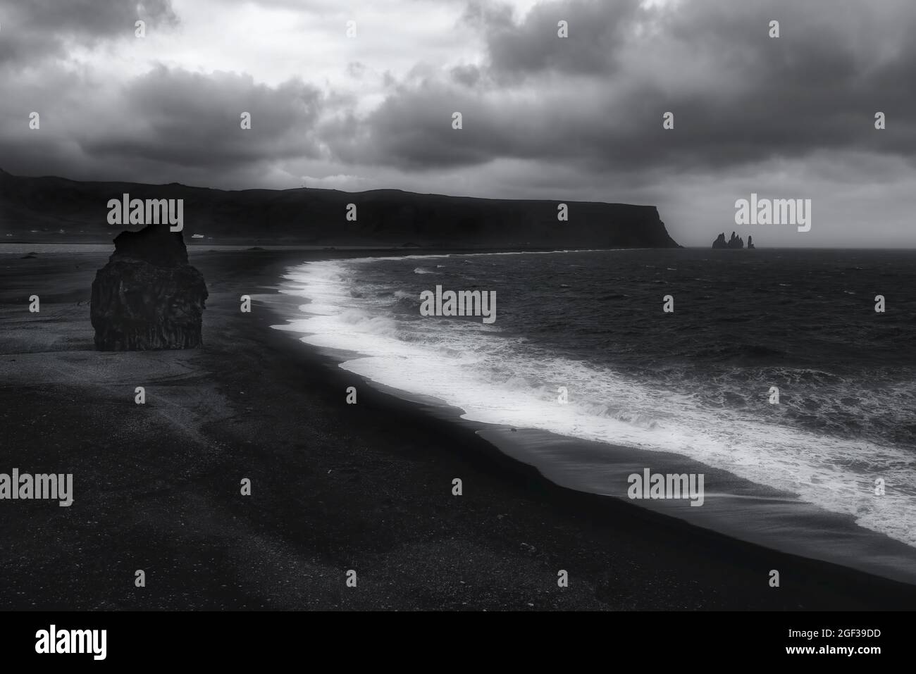 La célèbre plage de Vik en noir et blanc, Islande Banque D'Images