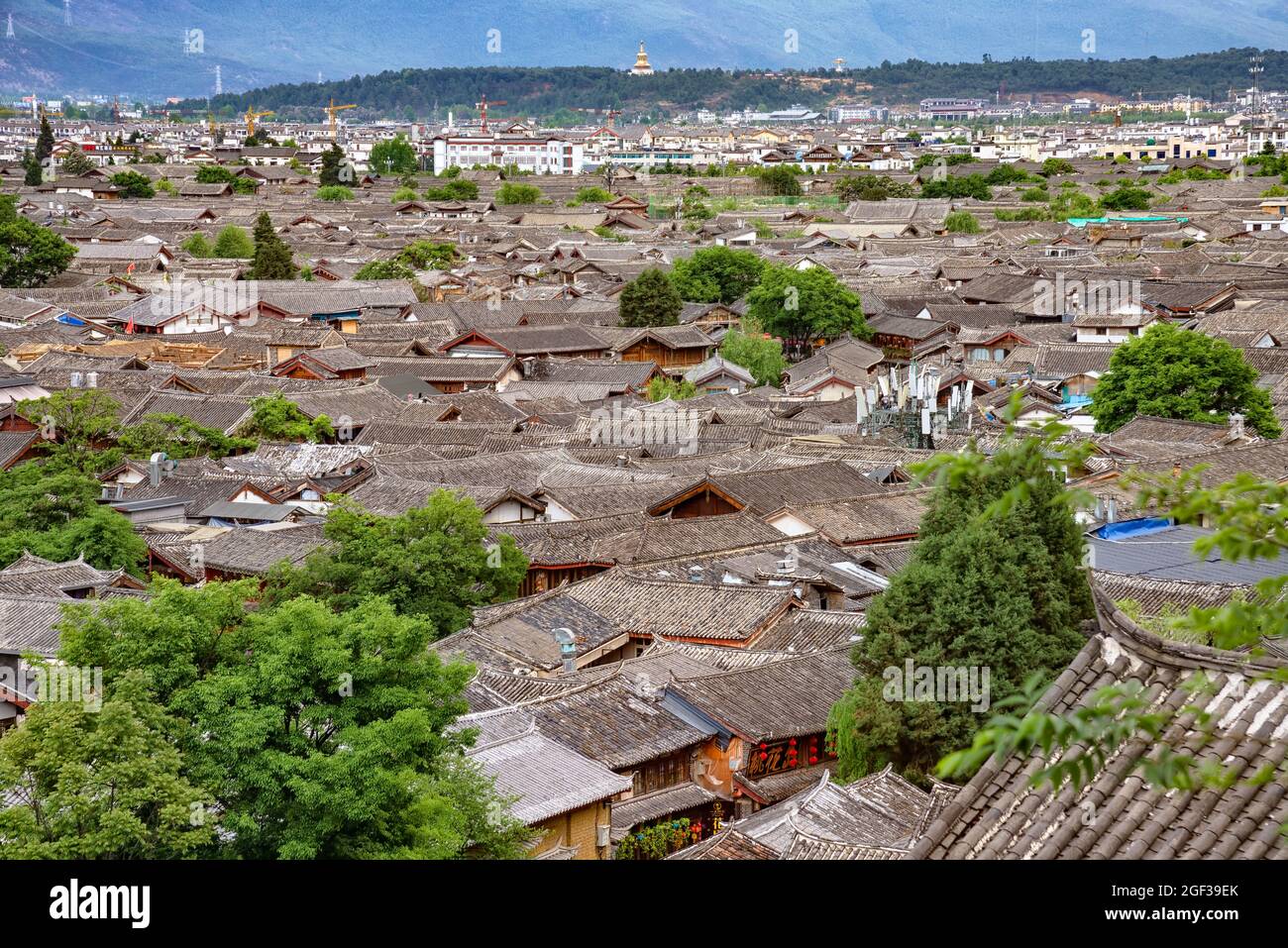 Les toits traditionnels de la vieille ville de Lijiang, en Chine. Dayan, communément appelé la vieille ville de Lijiang est le centre historique de la ville de Lijiang Banque D'Images