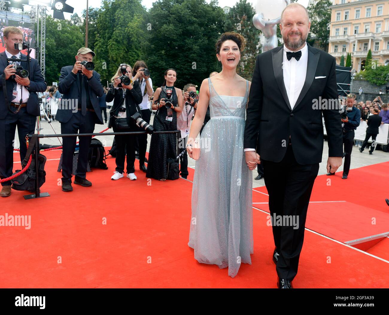 L'actrice Martha Issova et David Ondricek, réalisateur, arrivent au début de la 55e édition du Festival International du film de Karlovy Vary, Frid Banque D'Images