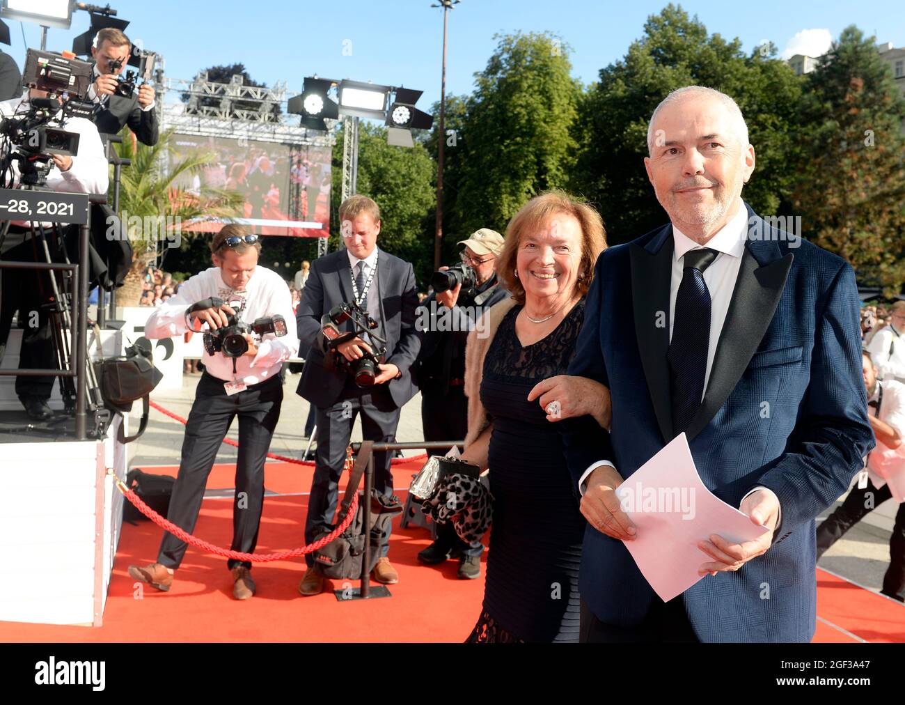 Le modérateur et acteur Marek Eben et Livia Klausova arrivent au 55e Festival international du film de Karlovy Vary (KVIFF) à Karlovy Vary, République Tchèque, Banque D'Images