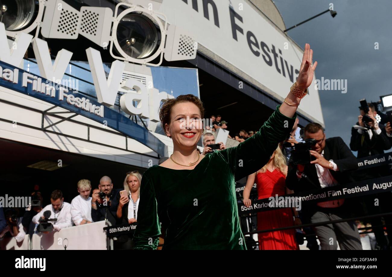 L'actrice tchèque Zuzana Stivinova arrive au 55e Festival international du film de Karlovy Vary (KVIFF) à Karlovy Vary, République tchèque, le 20 août 2021. Banque D'Images