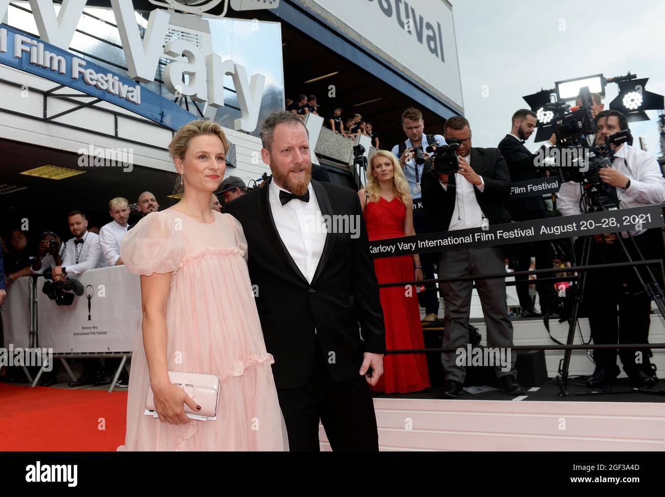 Krystof Mucha, directeur général du Festival, et sa femme arrivent au 55e Festival international du film de Karlovy Vary (KVIFF) à Karlovy Vary, République tchèque Banque D'Images