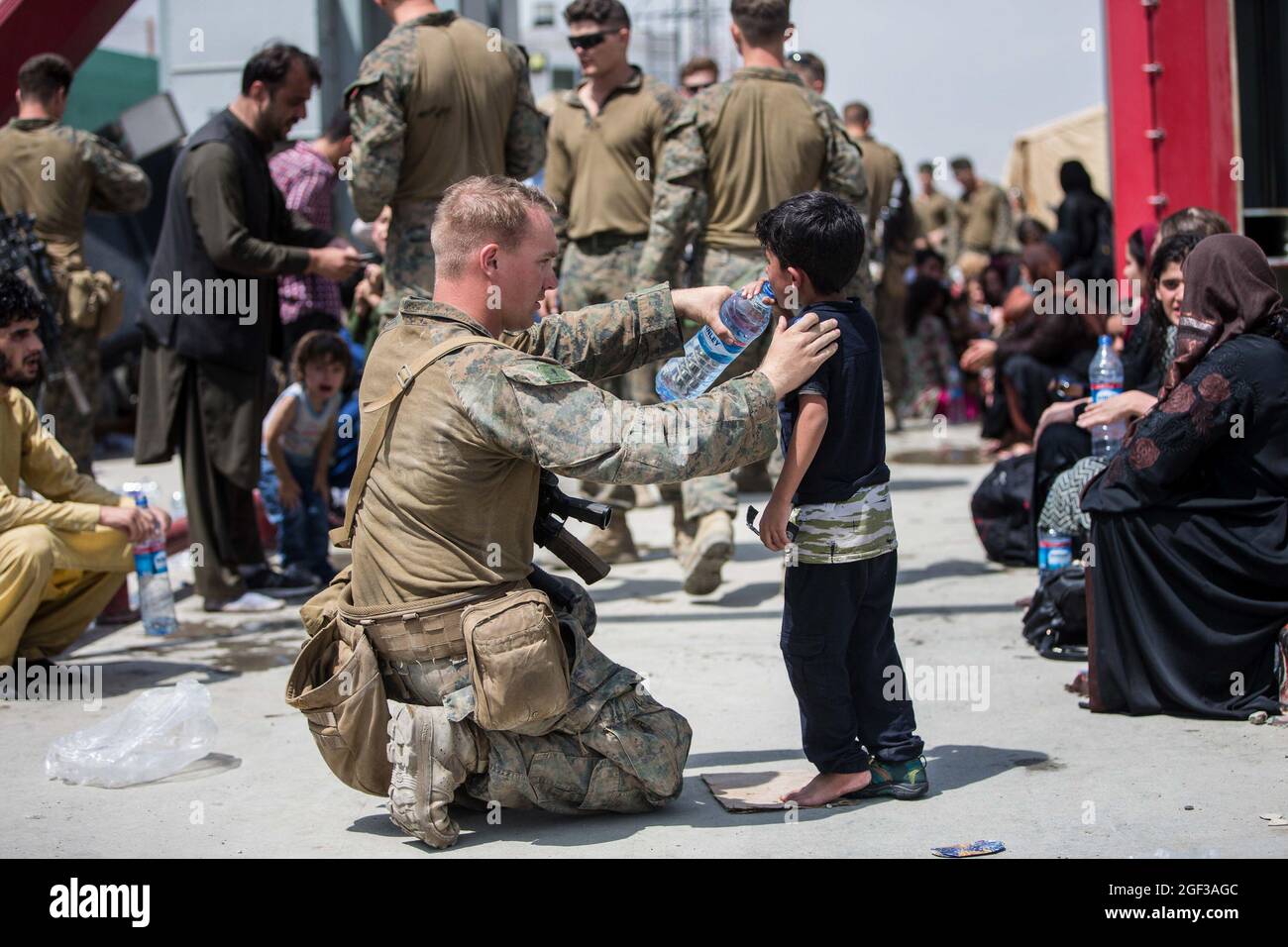 Un Marine, avec la 24e unité expéditionnaire maritime (UMM), fournit de l'eau douce à un enfant lors d'une évacuation à l'aéroport international Hamid Karzaï, Kaboul, Afghanistan, août 20. Les membres du service des États-Unis aident le ministère d'État à procéder à un retrait ordonné du personnel désigné en Afghanistan. (É.-U. Photo du corps marin par Sgt. Samuel Ruiz via Sipa USA). Remarque : les frais facturés par l'agence ne concernent que les services de l'agence et ne sont pas, ni destinés à, transmettre à l'utilisateur la propriété du droit d'auteur ou de la Licence dans le matériel. L'agence ne revendique aucune propriété, y compris le bu Banque D'Images