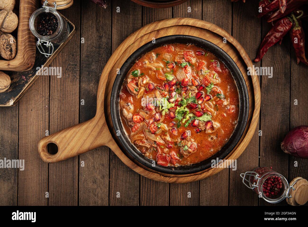 Foie de poulet géorgien en sauce tomate Banque D'Images