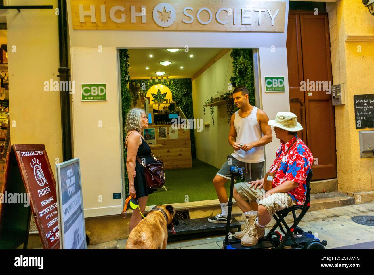 Nice, France, les gens parlant à l'extérieur de Mairjuana- CBD magasin dans la vieille ville scènes de rue 'High Society » chat de voyage interactif Banque D'Images