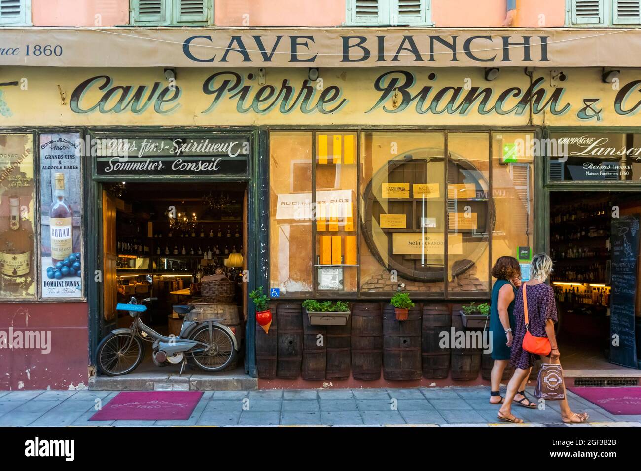 Nice, France, femmes marchant, vieilles devantures de magasin, magasin de vin français, scènes de rue, belle vieille ville Vintage Sign Banque D'Images
