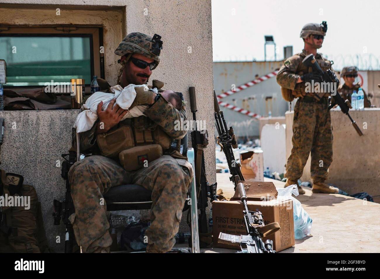 Un Marine affecté à la 24e unité expéditionnaire maritime (UMM) calme un nourrisson lors d'une évacuation à l'aéroport international Hamid Karzaï, Kaboul, Afghanistan, août 20. Les membres du service américain et les partenaires de la coalition aident le ministère d'État à effectuer une opération d'évacuation non combattantes (NEO) en Afghanistan. (É.-U. Photo du corps marin par Sgt. Isaiah Campbell via Sipa USA) Veuillez noter que les frais facturés par l'agence sont pour les services de l'agence uniquement, et ne sont pas, ni destinés à, de transmettre à l'utilisateur la propriété du droit d'auteur ou de la licence dans le matériel. L'agence ne revendique aucun propriétaire Banque D'Images