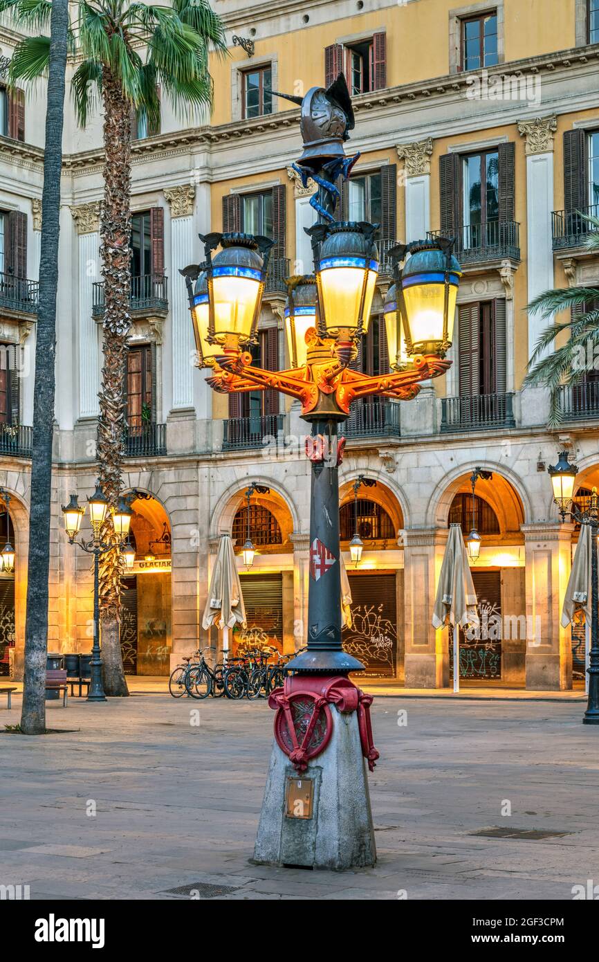 Lampadaire conçu par Antoni Gaudi sur Plaza Real ou Placa Reial, Barcelone, Catalogne, Espagne Banque D'Images