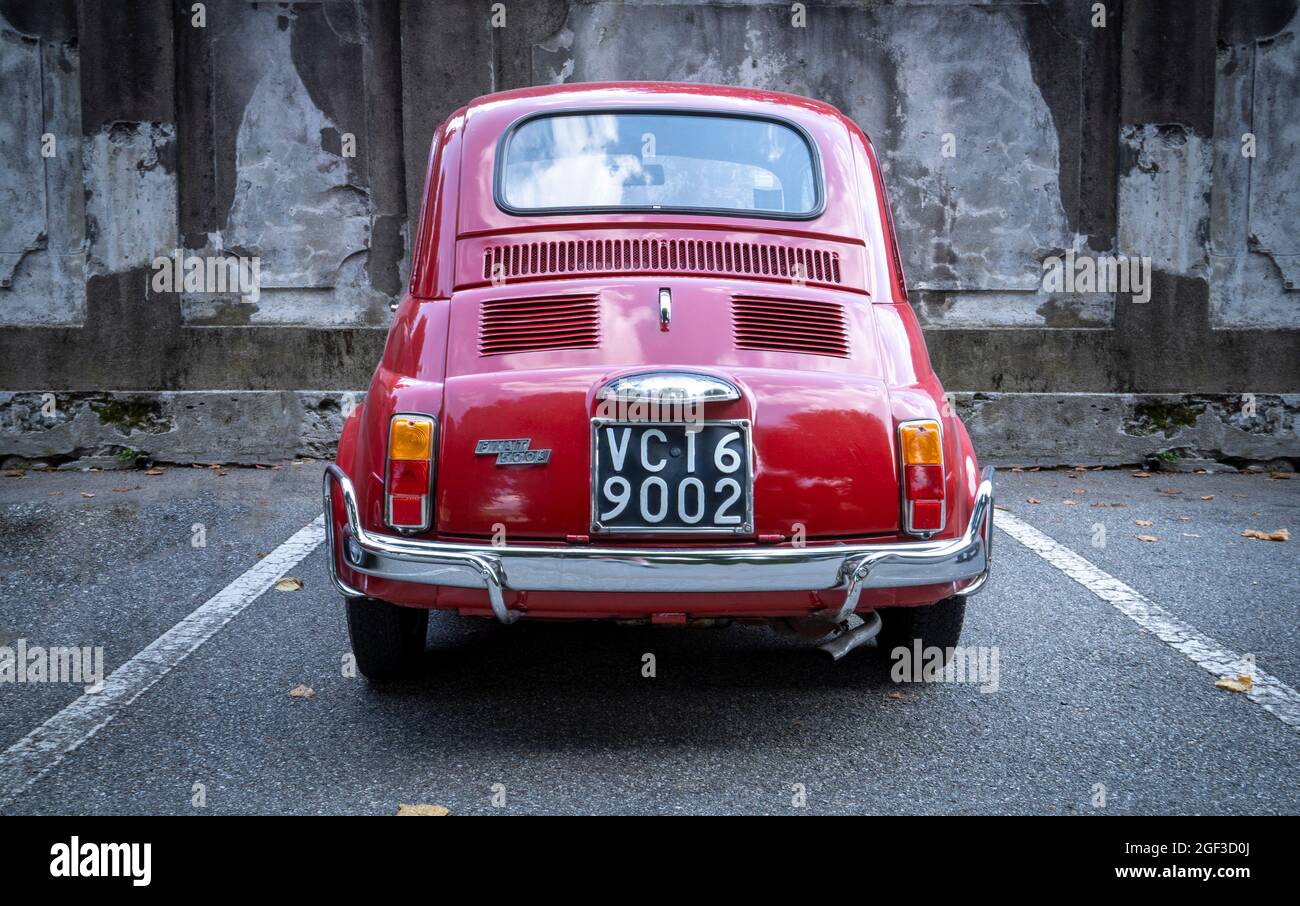 Rouge ancien millésime Fiat Nuova 500, ce véhicule était une voiture de ville bon marché produite par le constructeur italien Fiat entre 1957 et 1975. Banque D'Images