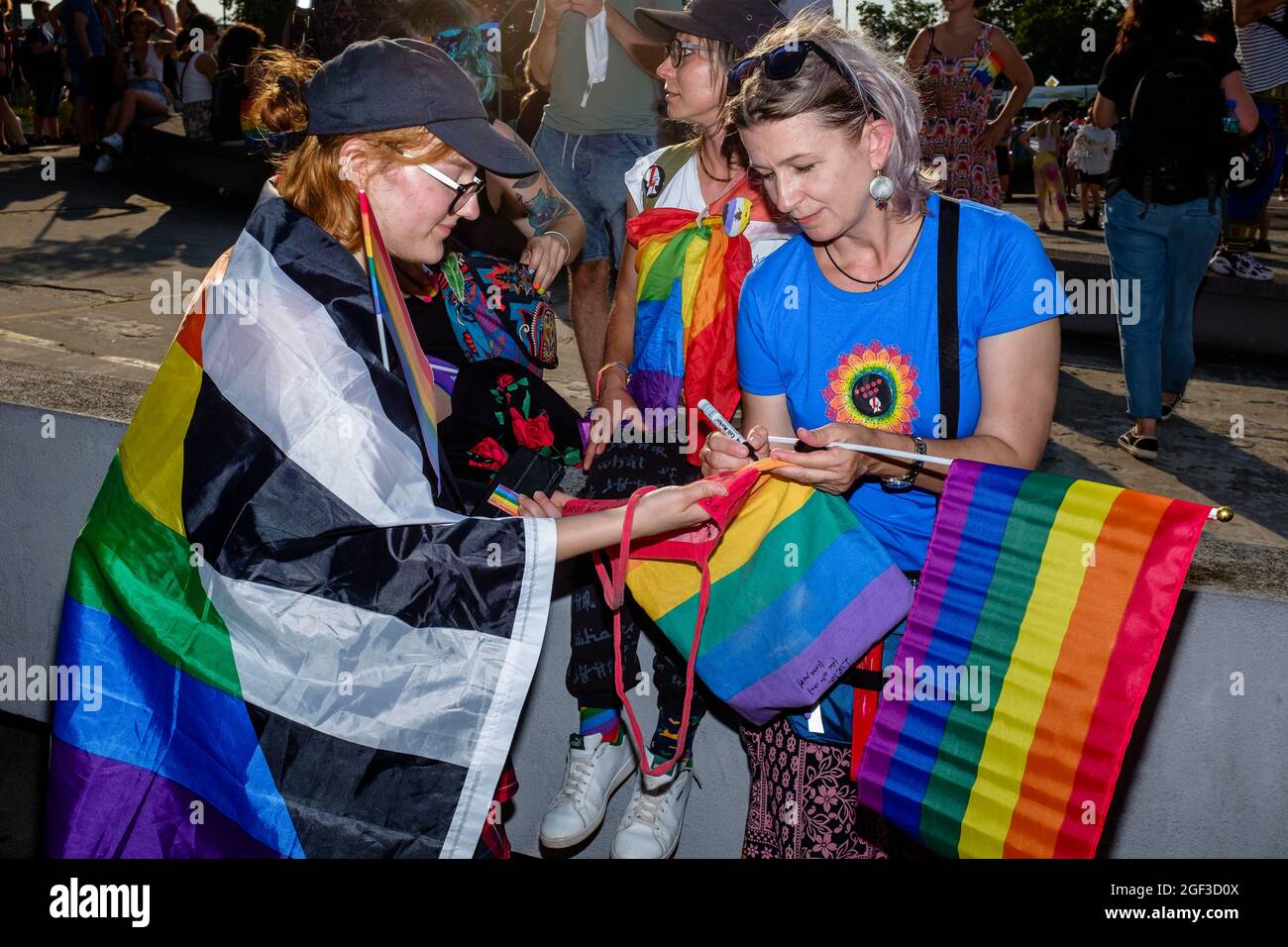 Les membres de la communauté LGBTQ polonaise sont vus avec des drapeaux arc-en-ciel pendant la marche. La Marche annuelle pour l'égalité est également connue sous le nom de « Pride Parade ». mars de cette année Banque D'Images