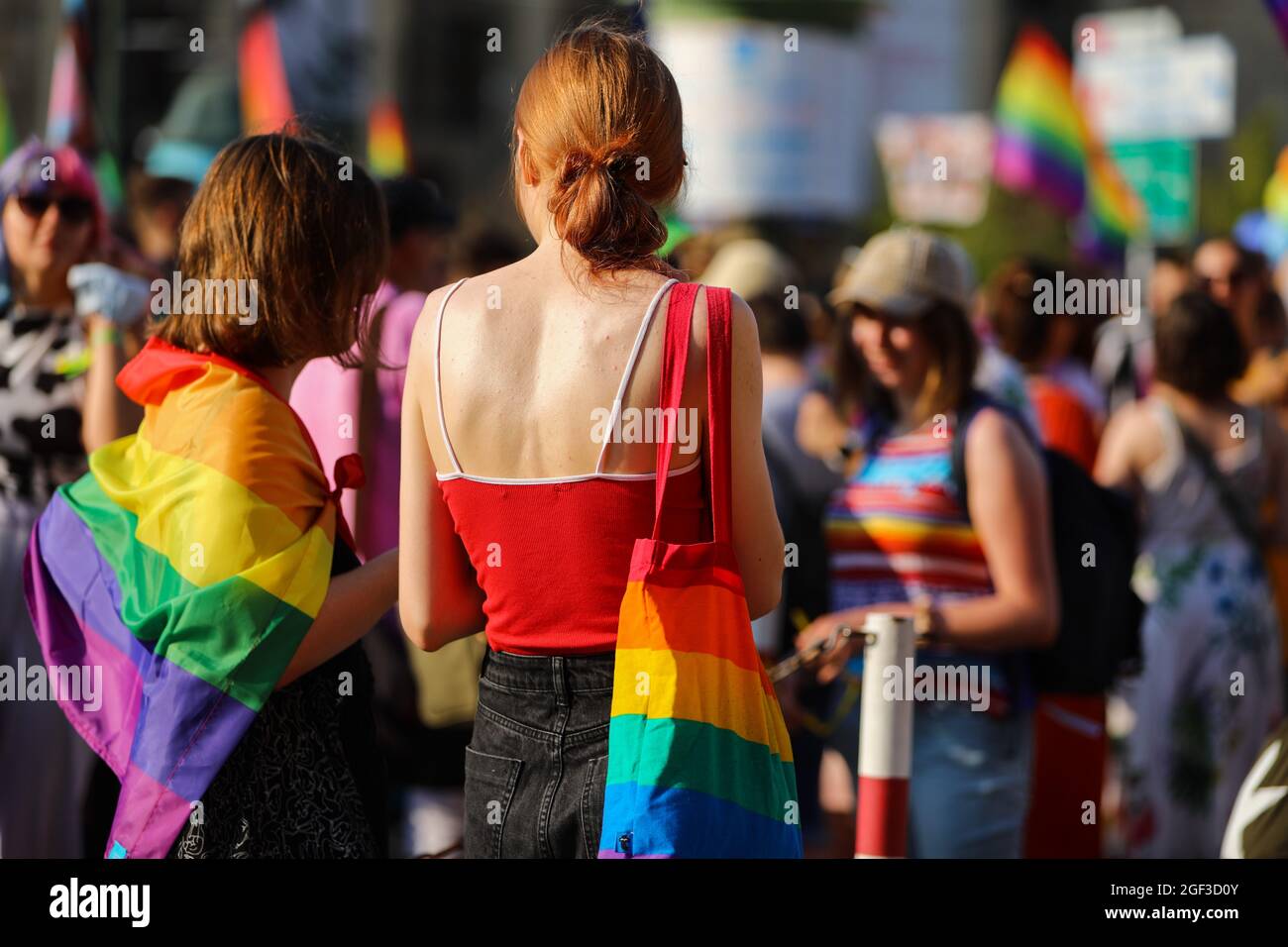 Un membre de la communauté LGBTQ polonaise est vu avec un sac de couleur arc-en-ciel pendant le mois de mars. La Marche annuelle pour l'égalité est également connue sous le nom de « Pride Parade ». Cette année Banque D'Images