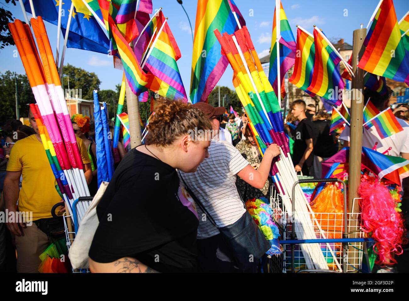 Une femme passe devant un stand avec des drapeaux arc-en-ciel pendant la marche. La Marche annuelle pour l'égalité est également connue sous le nom de « Pride Parade ». la marche de cette année a attiré plus de p Banque D'Images
