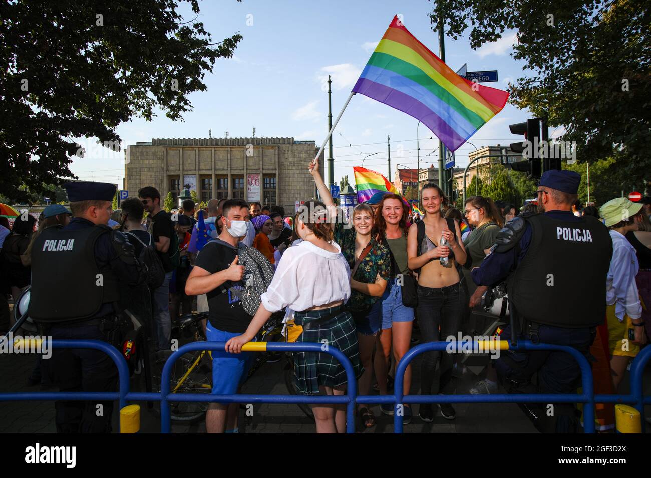 Des membres de la communauté LGBTQ polonaise sont vus debout entre des policiers anti-émeute tout en tenant des drapeaux arc-en-ciel pendant la marche. Marche annuelle pour l'égalité Banque D'Images