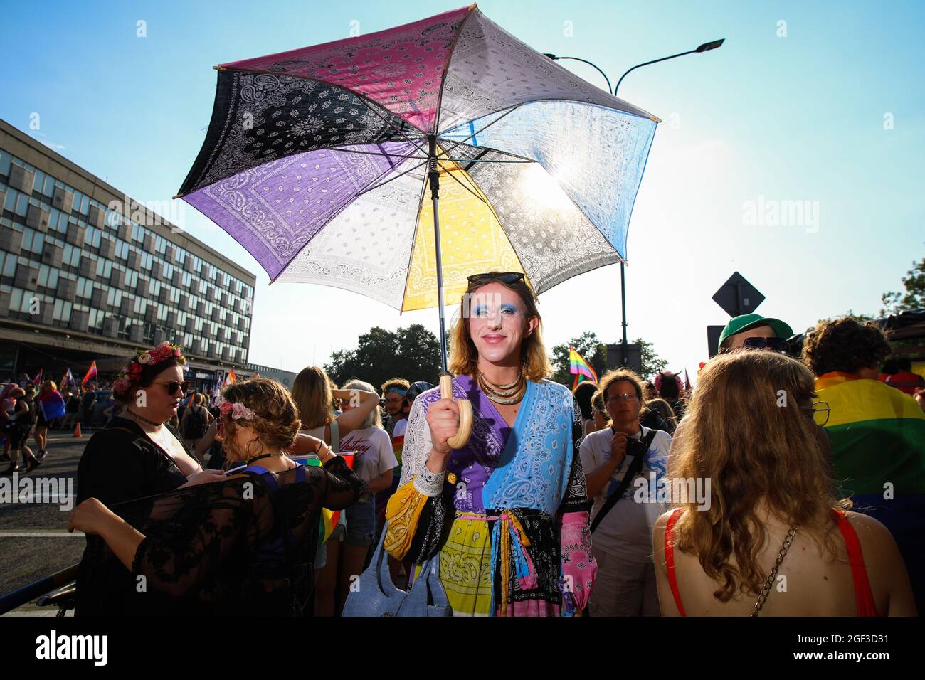Un membre de la communauté LGBTQ polonaise est vu tenir un parapluie pendant la marche. La Marche annuelle pour l'égalité est également connue sous le nom de « Pride Parade ». Le mois de mars de cette année Banque D'Images