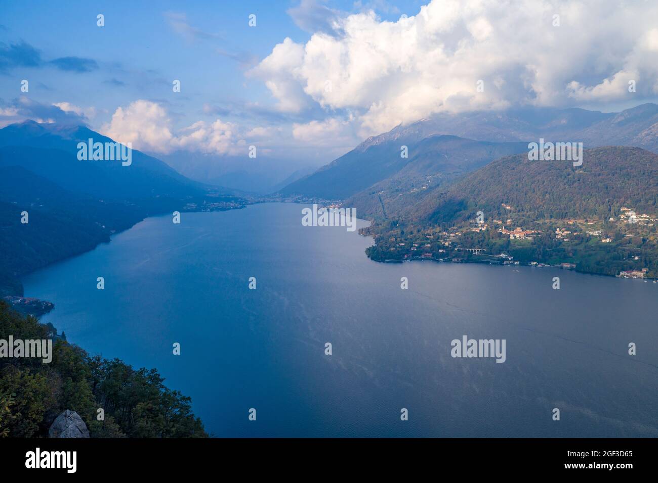 Vue panoramique sur le lac Orta dans le nord de l'Italie, après-midi d'automne. Banque D'Images