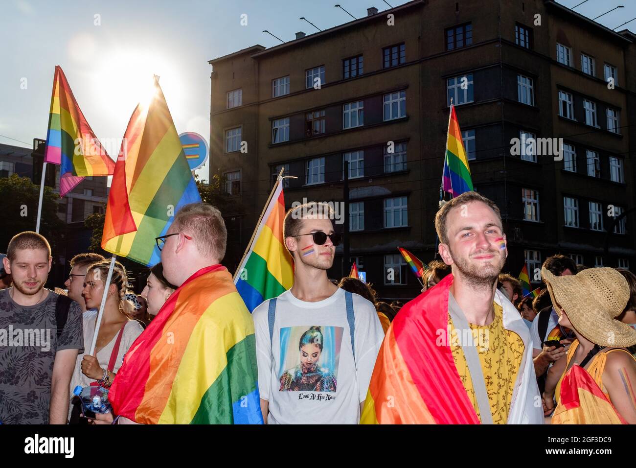 Les membres de la communauté LGBTQ polonaise sont vus avec des drapeaux arc-en-ciel pendant la marche. La Marche annuelle pour l'égalité est également connue sous le nom de « Pride Parade ». mars de cette année Banque D'Images