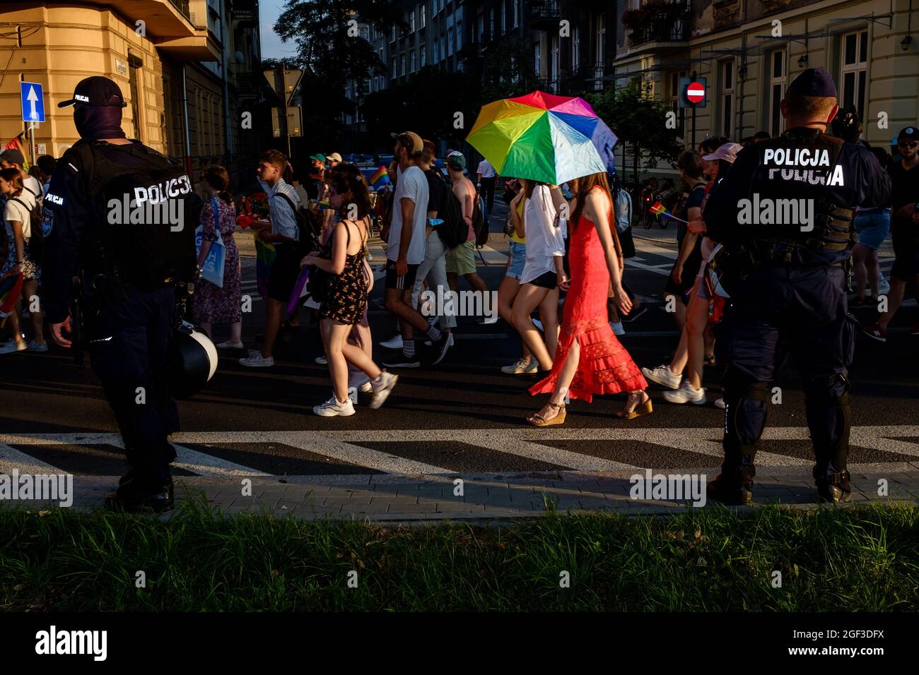 Le participant tient un parapluie de couleur arc-en-ciel pendant le mois de mars. La Marche annuelle pour l'égalité est également connue sous le nom de « Pride Parade ». L'attra de mars de cette année Banque D'Images
