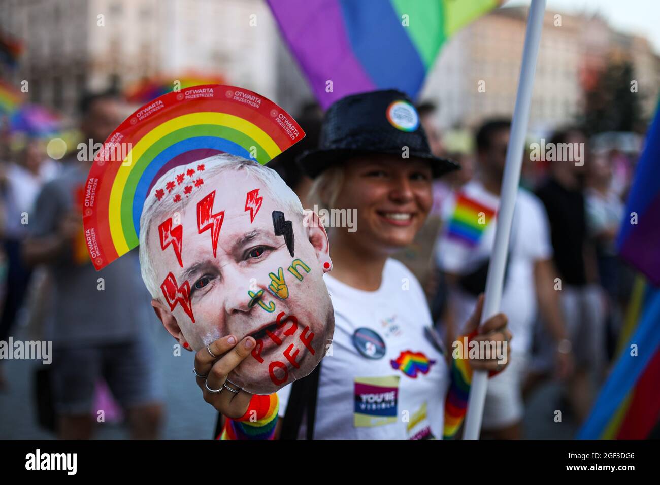 Un participant est vu avec une photo de Jaroslaw Kaczynski, chef du parti conservateur au pouvoir droit et Justice et logos de la grève des femmes et Banque D'Images