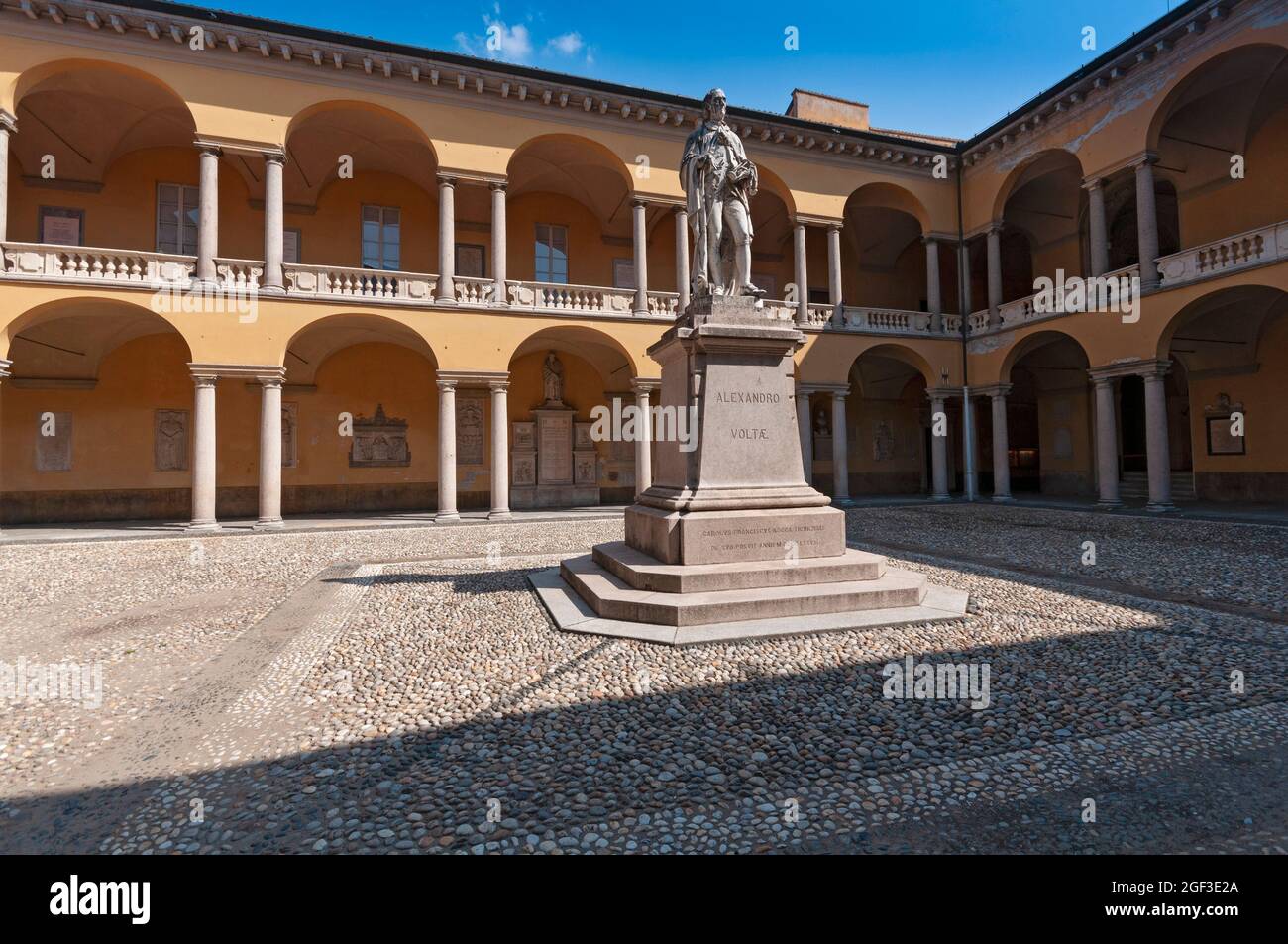 Italie, Lombardie, Pavie, Cour de l'Université de Pavie et Monument à Alessandro Volta par Antonio Tantardini Sculptor Banque D'Images