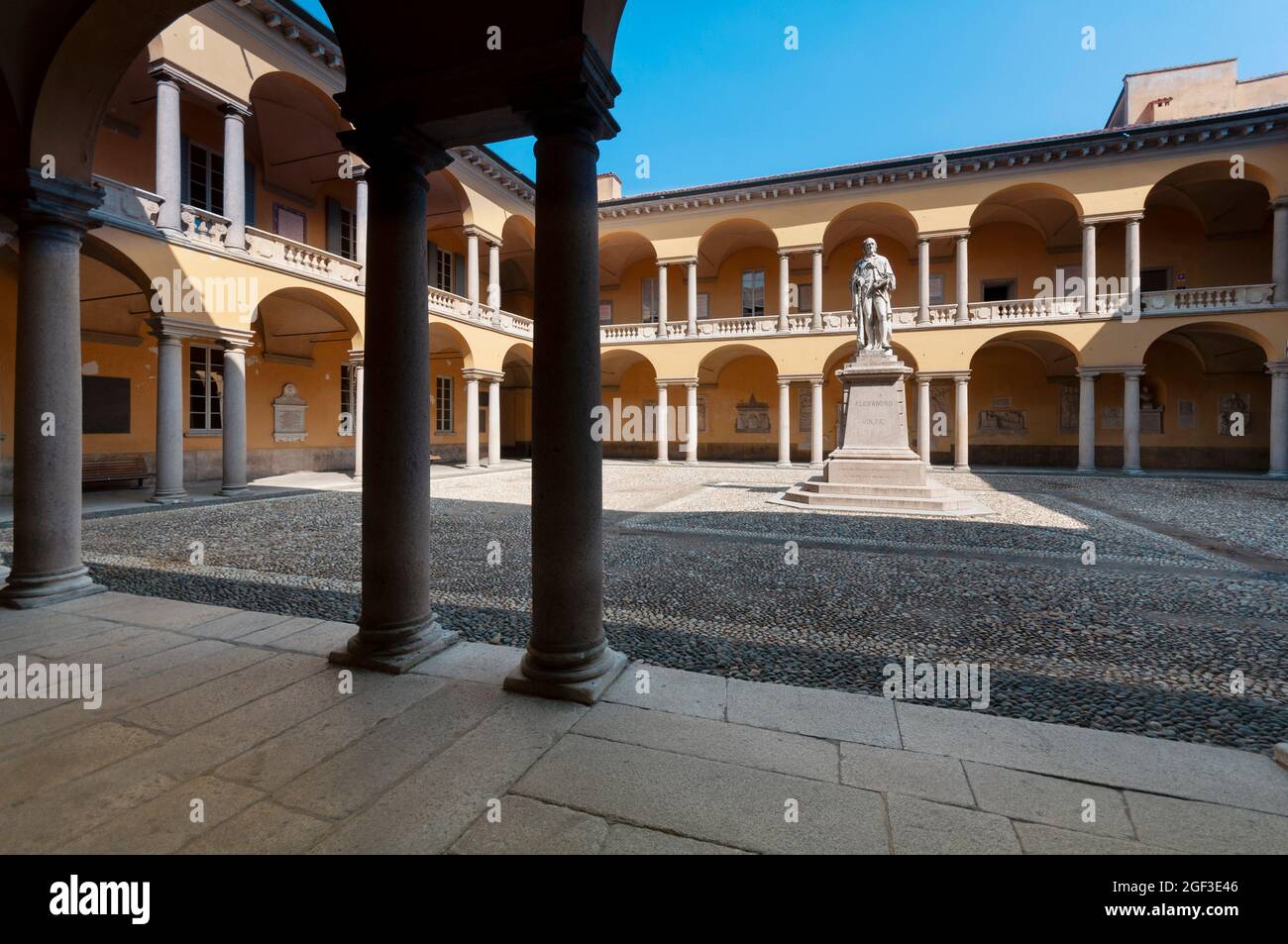 Italie, Lombardie, Pavie, Cour de l'Université de Pavie et Monument à Alessandro Volta par Antonio Tantardini Sculptor Banque D'Images