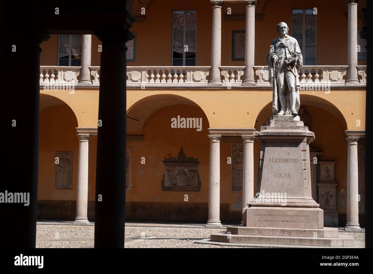 Italie, Lombardie, Pavie, Cour de l'Université de Pavie et Monument à Alessandro Volta par Antonio Tantardini Sculptor Banque D'Images